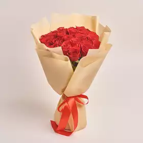 Букет 25 Червоних Троянд в персиковій упаковці
