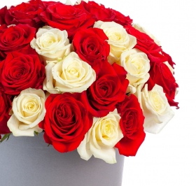 Коробка 45 Червоних та Білих Троянд