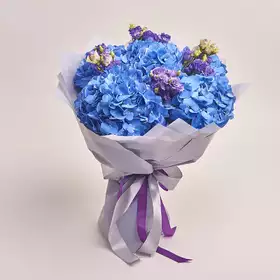 Букет 5 Синих Гортензий и Фиолетовая Эустома