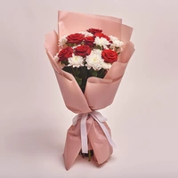 Bouquet of 7 Red Roses and Chrysanthemum 