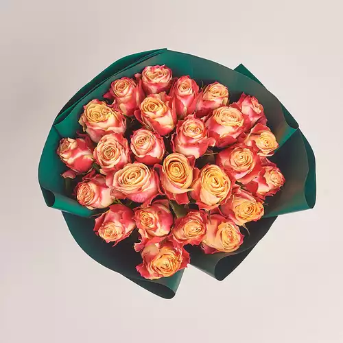 Product image Bouquet of 25 Cream-red roses, packaging: Green, SKU: 3329