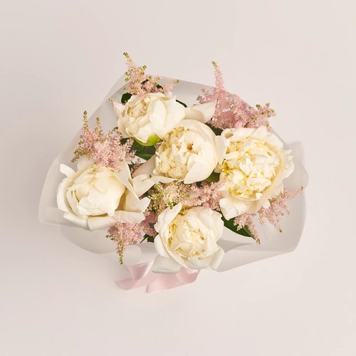 Зображення товару Букет 5 Білих Півоній та Астільба, пакування: Прозора, артикул: 3496
