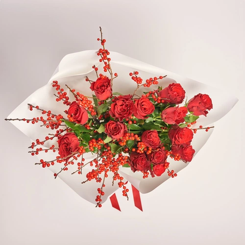 Product image Bouquet Duo red Rose and Ilex, packaging: White, vendor code: 3696
