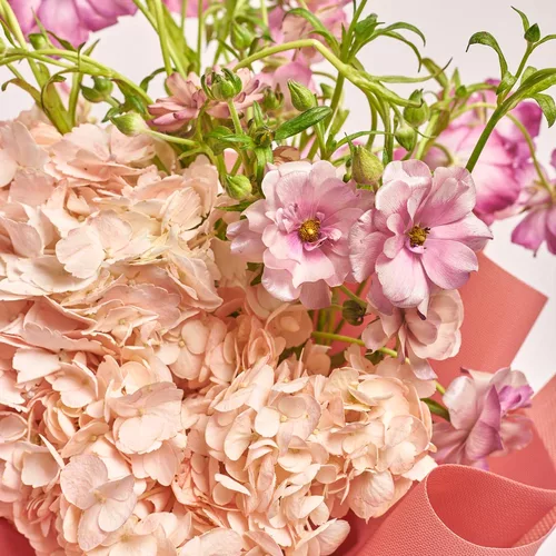 Product image Duo Bouquet with Hydrangeas and Ranunculuses, packaging: Kafin rust, vendor code: 3787