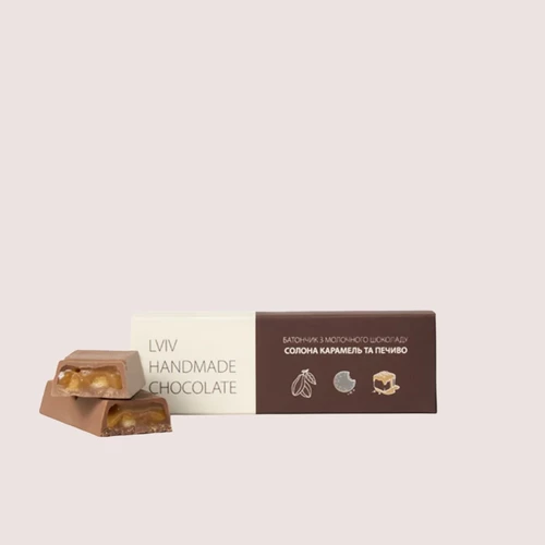 Milk chocolate bar with salted caramel and cookies