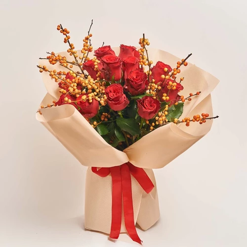 Product image Duo Bouquet of Red Roses and Orange Ilex, packaging: Kafin cream, vendor code: 3939