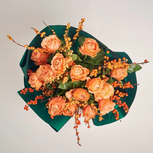 Product image Duo Bouquet of Kahala Rose and Orange Ilex, packaging: Green, vendor code: 3940