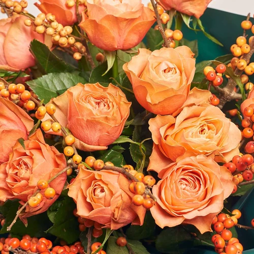 Product image Duo Bouquet of Kahala Rose and Orange Ilex, packaging: Green, vendor code: 3940