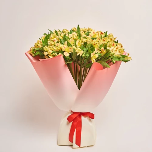 Зображення товару Букет 25 жовтих Альстромерій, пакування: Градієнт рожевий, артикул: 3972