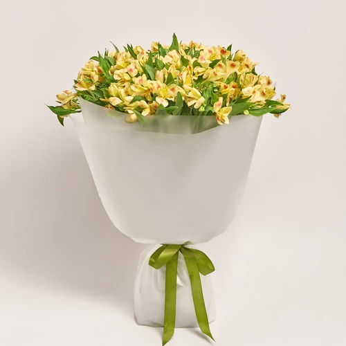 Product image Bouquet of 25 yellow Alstroemerias, packaging: Transparent, vendor code: 3972
