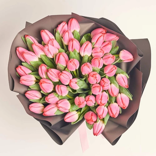 Зображення товару Букет 51 Рожевий тюльпан, пакування: Графітова, артикул: 2297