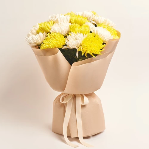 Product image Bouquet of 25 White and Yellow Single button Chrysanthemums, packaging: Kafin cream, vendor code: 4049